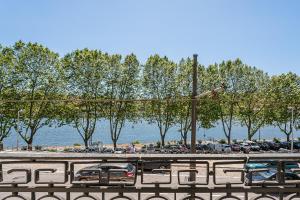 ポルトにあるGuestReady - Porto de Rio Residencesのたくさんの車と木が駐車されている駐車場