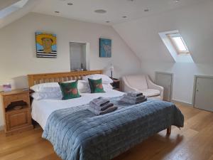un dormitorio con una cama y una silla en Luxury Home on Wellesley Park Near Wells, en Wells