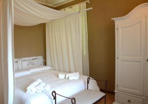 A bed or beds in a room at Casale Dolci Dimore