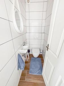 Ένα μπάνιο στο Sleek Retro Modern Apartment City Centre