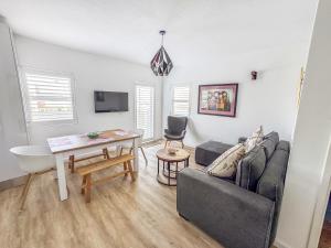 Μια τηλεόραση ή/και κέντρο ψυχαγωγίας στο Sleek Retro Modern Apartment City Centre