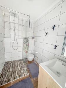 Ένα μπάνιο στο Sleek Retro Modern Apartment City Centre +17 φωτογραφίες