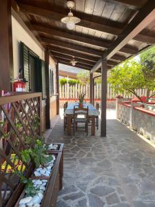 patio ze stołem i sufitem w obiekcie Casavacanza Graziuso w mieście Paestum