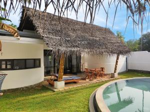 Bazén v ubytování Xandari Pearl Beach Resort nebo v jeho okolí