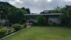 Zahrada ubytování Suíte em uma reserva ambiental com piscina
