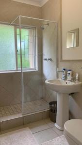 Et badeværelse på Constantia Garden Cottage