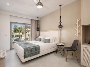 Posteľ alebo postele v izbe v ubytovaní Sirios Village Hotel & Bungalows - All Inclusive