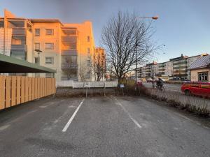 un estacionamiento vacío en una ciudad con edificios en Kotimaailma-Studio Keskustassa, en Kokkola