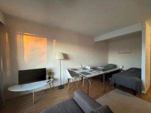 una sala de estar con un sofá y una mesa en Kotimaailma-Studio Keskustassa, en Kokkola