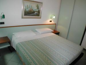 Tempat tidur dalam kamar di Residence Mediterraneo