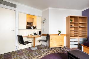 Kuchyň nebo kuchyňský kout v ubytování Free Parking Appartement proche Arena La Defense