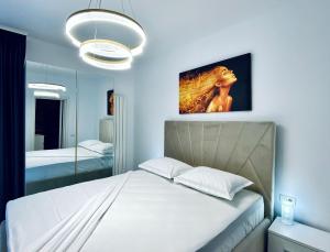 En eller flere senge i et værelse på Onix Aparthotel SD Luxury Sea View 42