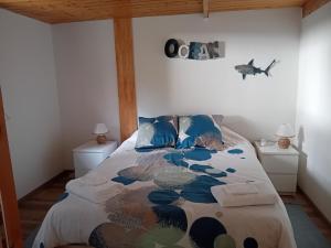 a bedroom with a bed and two night stands at Le Chalet d'Isabelle-sur la vélodyssée-drap-serviette in Sainte-Eulalie-en-Born