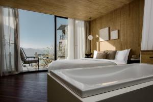 Postel nebo postele na pokoji v ubytování Dali Shuanglang Gesang Seaview Hotel