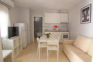 Η κουζίνα ή μικρή κουζίνα στο Apartamentos Jerez centro