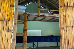 Palanda nebo palandy na pokoji v ubytování Sibsib Baybayin Beach Resort
