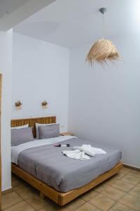 Postel nebo postele na pokoji v ubytování Livadia Apt B Paros