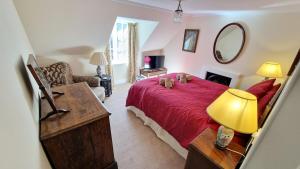 En eller flere senge i et værelse på Garden Cottage