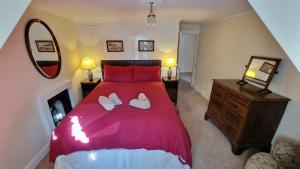 En eller flere senge i et værelse på Garden Cottage