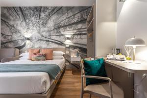 een slaapkamer met een bed en een bureau bij Guest House Colosseo Terrestre in Rome