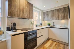 Η κουζίνα ή μικρή κουζίνα στο Host & Stay - Vinegar House +7 φωτογραφίες