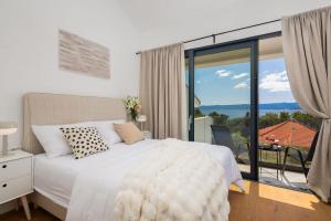 Ένα ή περισσότερα κρεβάτια σε δωμάτιο στο New Luxury Beachfront Villa Manera Bol with heated pool +47 φωτογραφίες