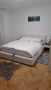 Postel nebo postele na pokoji v ubytování Apartment Misir in downtown