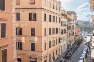 een appartementencomplex met auto's op straat bij Guest House Colosseo Terrestre in Rome