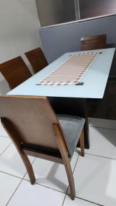 a desk and a chair with a white table at Apto 2 quartos Inteiro privativo Palmas TO in Palmas +2 photos