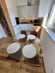 eine Küche mit einem Tisch und vier Stühlen und einer Theke in der Unterkunft Apartment24 in Široki Brijeg + 12 Fotos