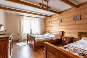 Posteľ alebo postele v izbe v ubytovaní Domek Chata Huncwota