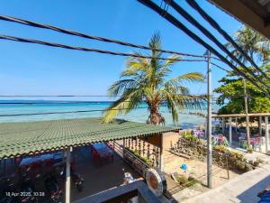 Blick auf den Strand von einem Gebäude in der Unterkunft Coral Beach Loft-Simply Stay in Tioman Island