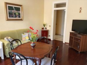 a living room with a table and a television at Fardella 75 in Trapani