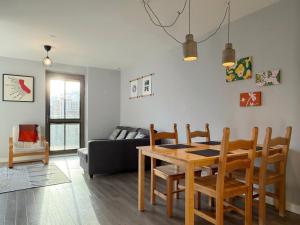 a living room with a table and a couch at William place in Wembley - Close to Wembley Stadium & Wembley Arena, 12 mins away from Central London by train in London +42 photos