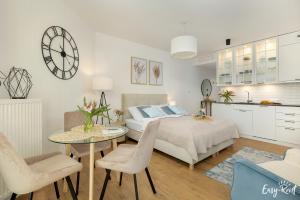 una camera da letto con un letto, un tavolo e una cucina di PINEA apartament studio a Pobierowo