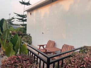 two chairs sitting on the balcony of a house at Elk Seizon Retreat in Kundakal