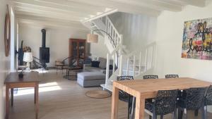 ein Wohnzimmer mit Tisch und Couch in der Unterkunft Gite Chez Krol in Bonnes + 6 Fotos