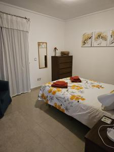 ein Schlafzimmer mit einem Bett und einer Kommode in der Unterkunft Prestigious Dona Pepa 2 Urbanisation with Shared Pool in Ciudad Quesada + 29 Fotos