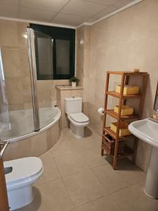 ein Badezimmer mit Toilette, Badewanne und Waschbecken in der Unterkunft Prestigious Dona Pepa 2 Urbanisation with Shared Pool in Ciudad Quesada