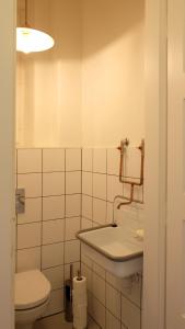 een witte badkamer met een toilet en een wastafel bij The WEST NEST in Zagreb +4 foto's