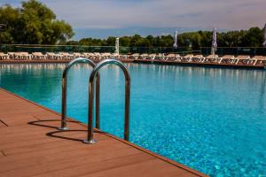 Bazén v ubytovaní Hotel Selena Family Resort alebo v jeho blízkosti