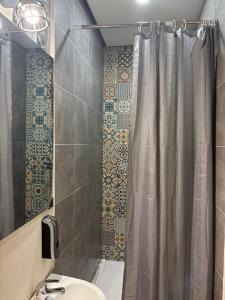 Koupelna v ubytování Spanglish Hostel Benidorm
