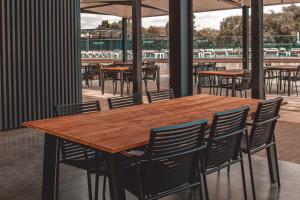 Reštaurácia alebo iné gastronomické zariadenie v ubytovaní Hotel Selena Family Resort