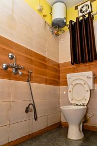 グワーハーティーにあるHoliday Inn Guest House Near Nemcare Hospitalのトイレとシャワー付きのバスルーム +40枚の写真