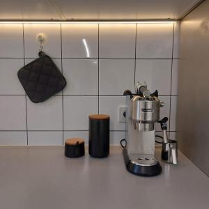 een blender op een aanrecht in een keuken bij The WEST NEST in Zagreb