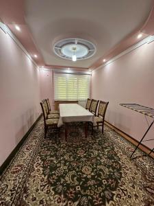 Fotografie z fotogalerie ubytování Cozy 1st floor apartment near Yunusabad gallery v destinaci Yunusobod