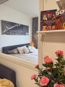Postel nebo postele na pokoji v ubytování Emporium Luxe 1BR King Suite - Prime CBD Location