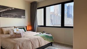 Postel nebo postele na pokoji v ubytování Emporium Luxe 1BR King Suite - Prime CBD Location