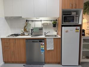 Kuchyň nebo kuchyňský kout v ubytování Emporium Luxe 1BR King Suite - Prime CBD Location