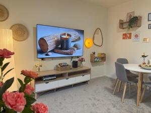 TV a/nebo společenská místnost v ubytování Emporium Luxe 1BR King Suite - Prime CBD Location
